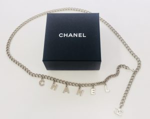 シャネル　スイングロゴチャーム　シングルチェーンベルト　シルバー　05V　A26977