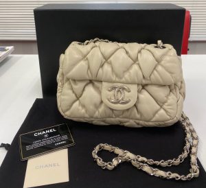 シャネル マトラッセ　バブルキルト　Wチェーンショルダー　アイボリー　シルバー金具
