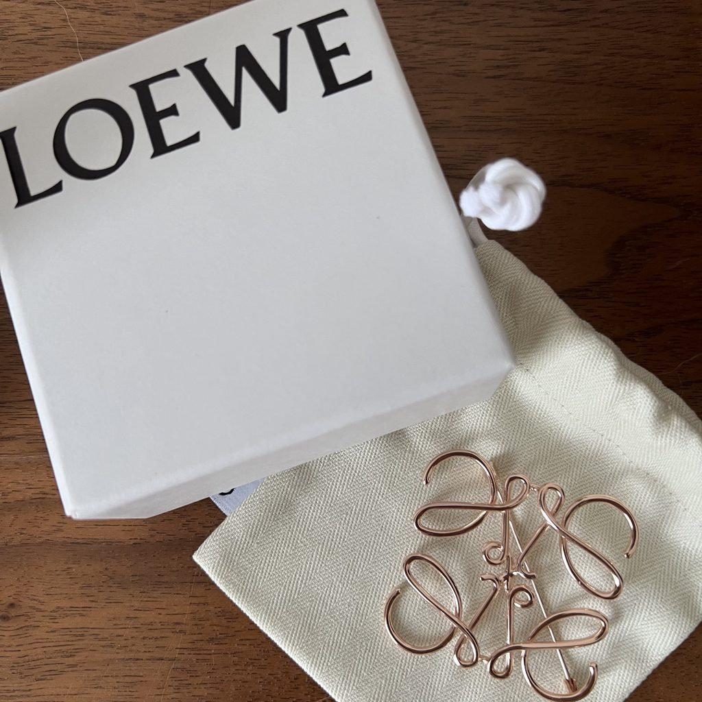 LOEWE ロエベ　アナグラムブローチ刻印あり