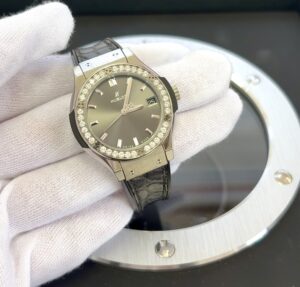 ウブロ クラシックフュージョン チタニウム ダイヤベゼル レディース 581.NX.7071.LR.1104 高価買取