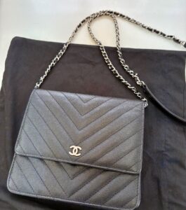 CHANEL シェブロン スクエア チェーンウォレット キャビアスキン 買い取り　和歌山
